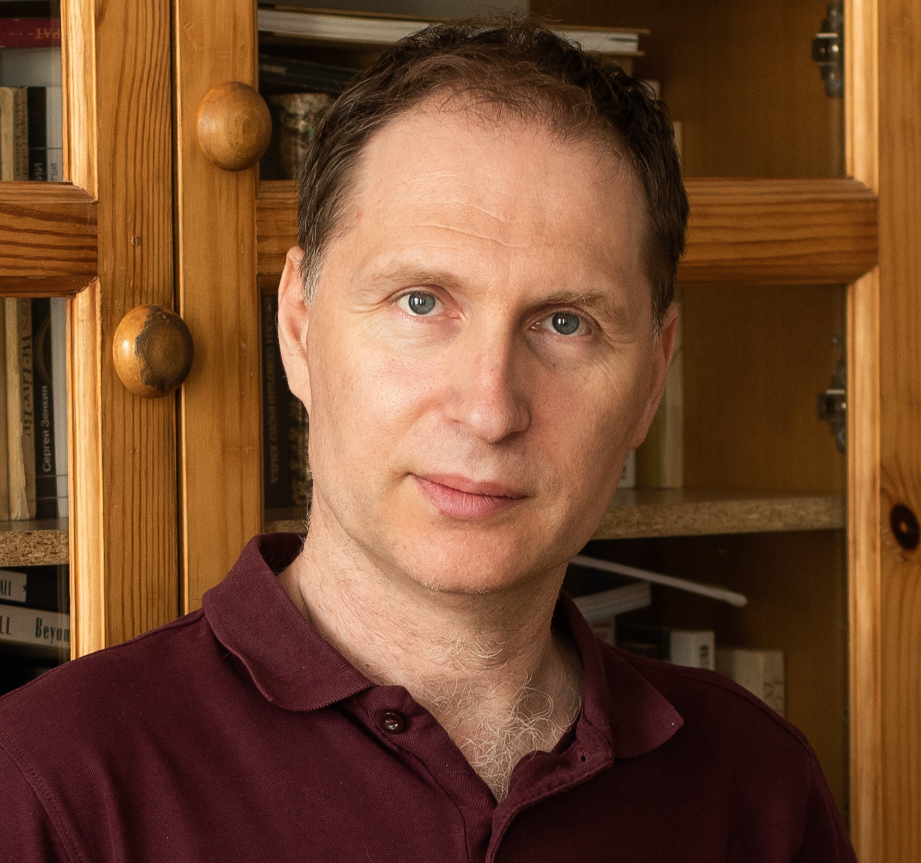 Headshot of filmmaker Ilya Utekhin.